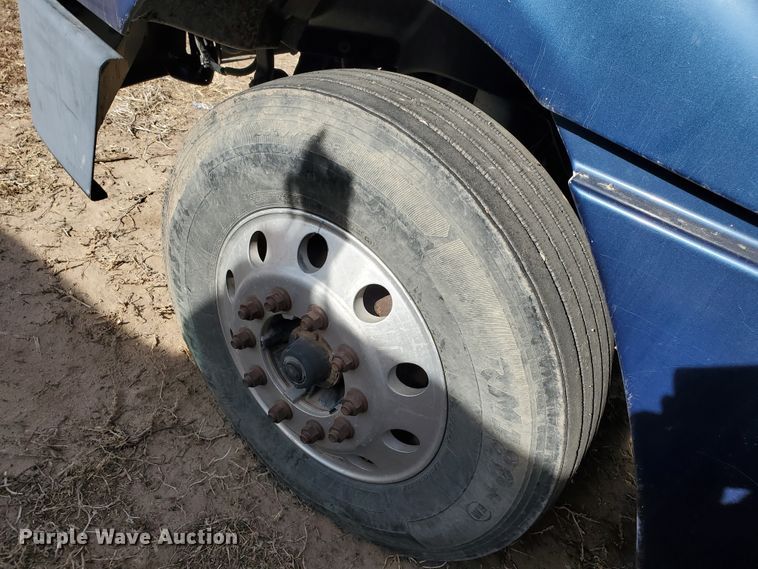 image for item DG8429 2004 Freightliner Columbia  semi truck