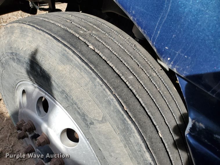 image for item DG8429 2004 Freightliner Columbia  semi truck