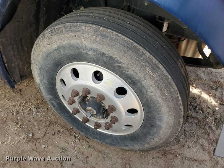 image for item DG8429 2004 Freightliner Columbia  semi truck