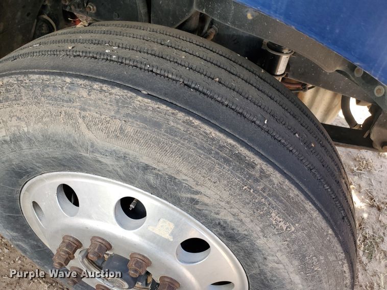 image for item DG8429 2004 Freightliner Columbia  semi truck