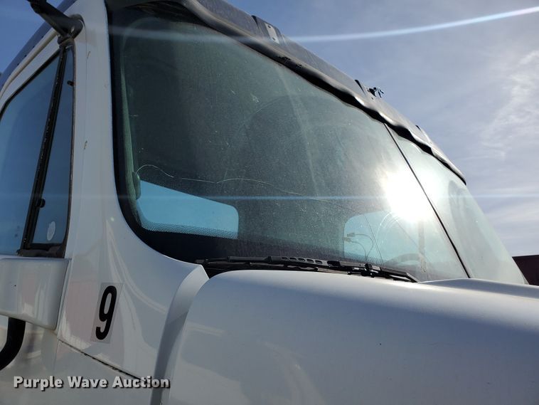 image for item DG8429 2004 Freightliner Columbia  semi truck