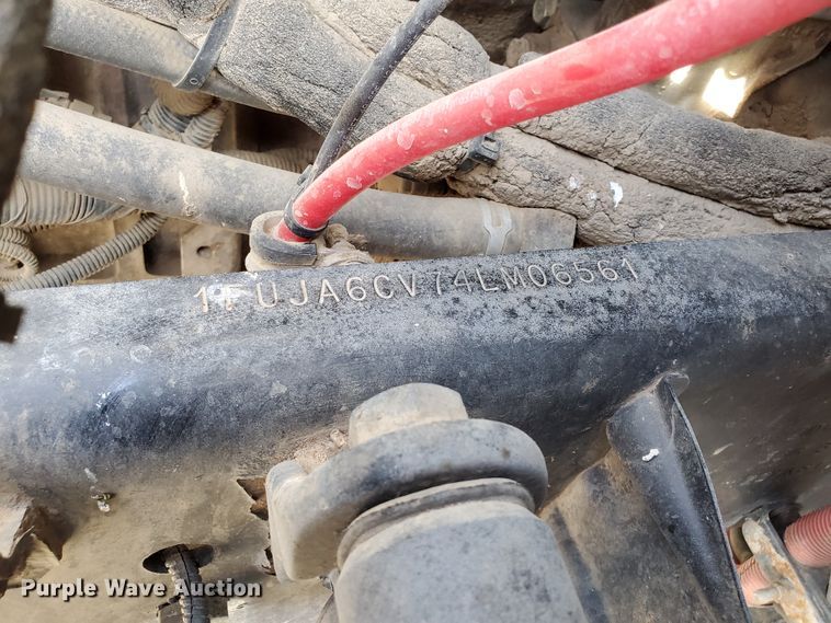 image for item DG8429 2004 Freightliner Columbia  semi truck