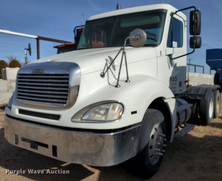 image for item DG8430 2004 Freightliner Columbia  semi truck