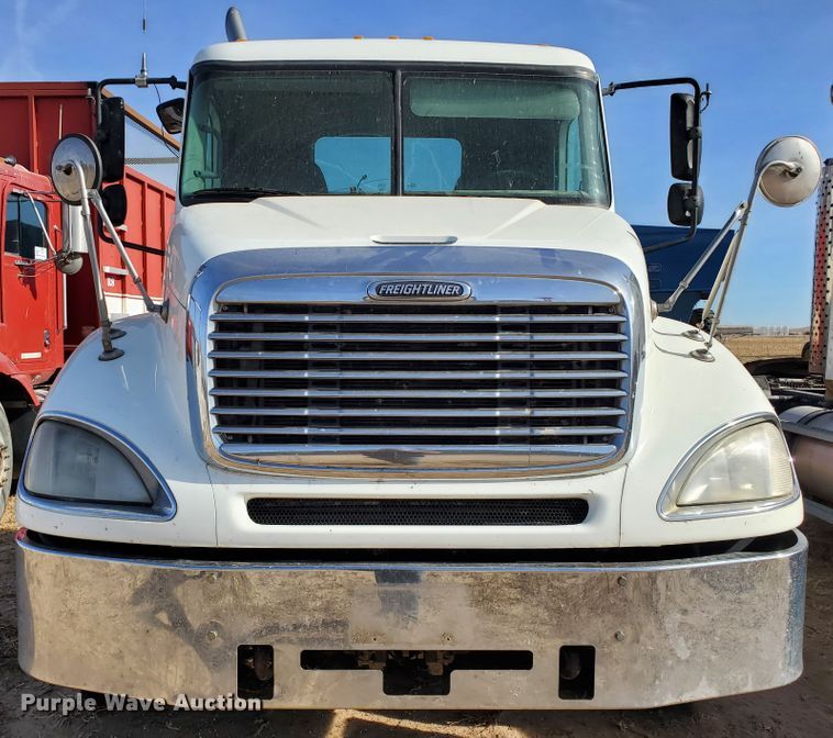 image for item DG8430 2004 Freightliner Columbia  semi truck