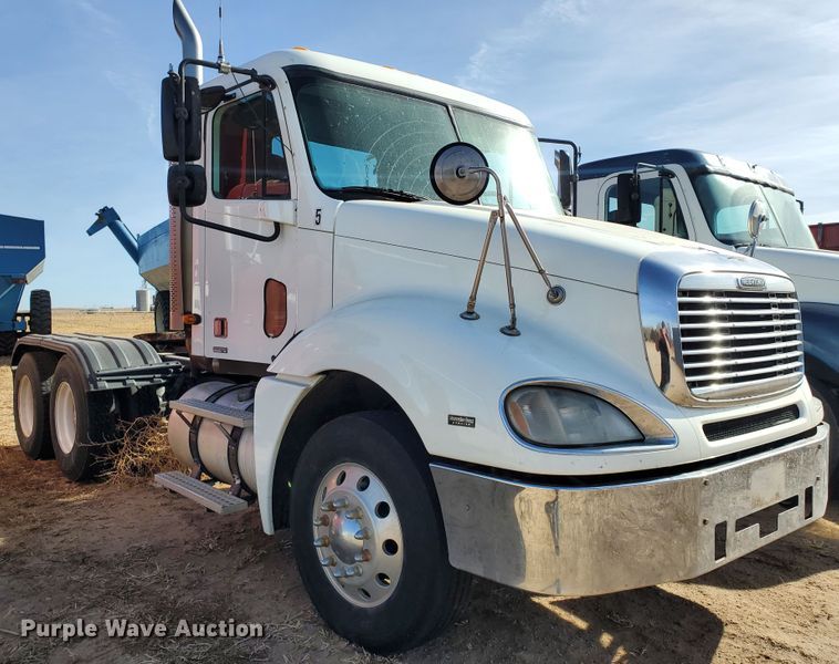 image for item DG8430 2004 Freightliner Columbia  semi truck