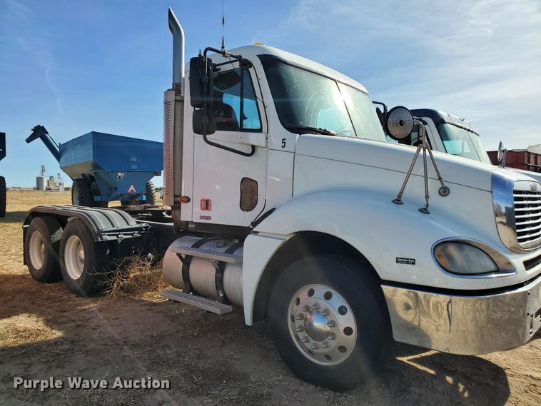 image for item DG8430 2004 Freightliner Columbia  semi truck