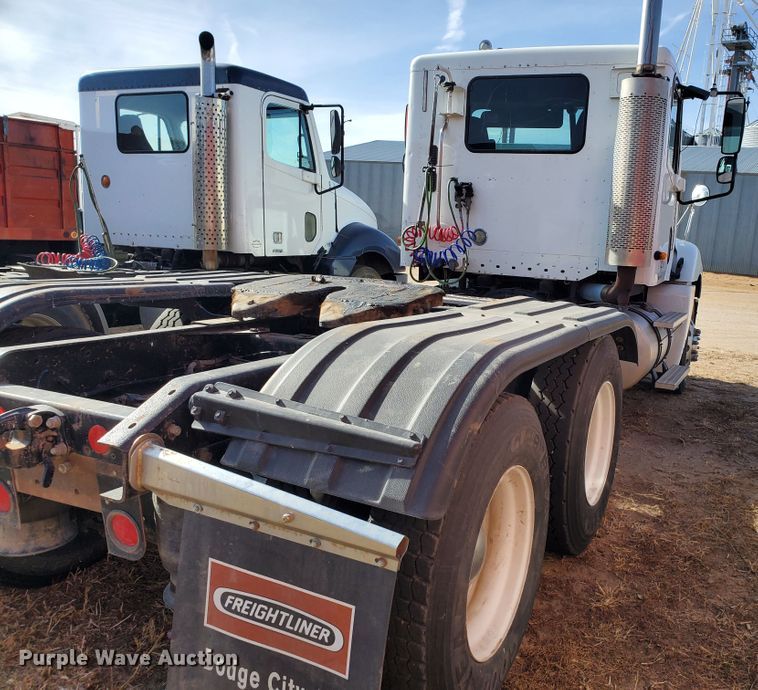 image for item DG8430 2004 Freightliner Columbia  semi truck