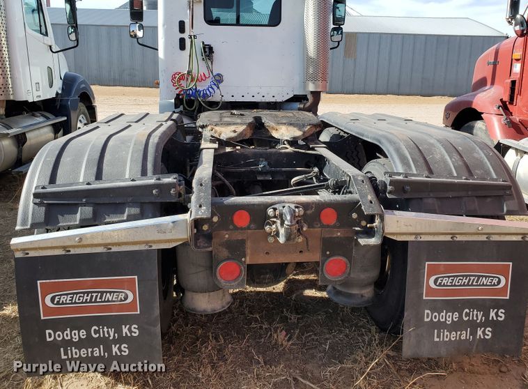 image for item DG8430 2004 Freightliner Columbia  semi truck