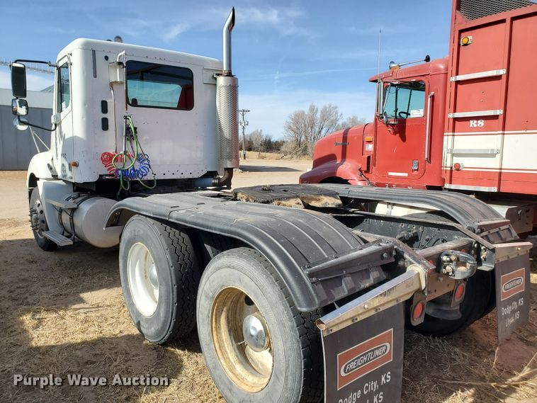 image for item DG8430 2004 Freightliner Columbia  semi truck