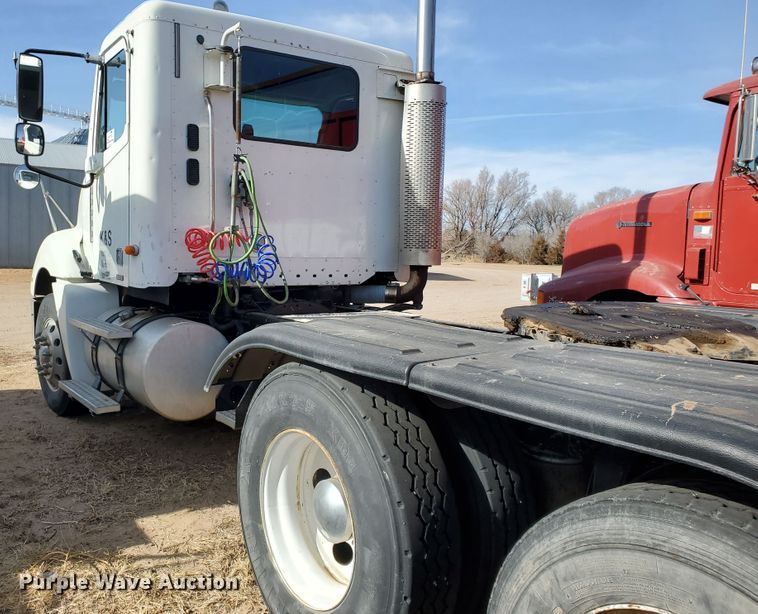 image for item DG8430 2004 Freightliner Columbia  semi truck