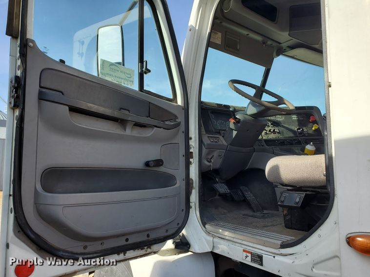 image for item DG8430 2004 Freightliner Columbia  semi truck