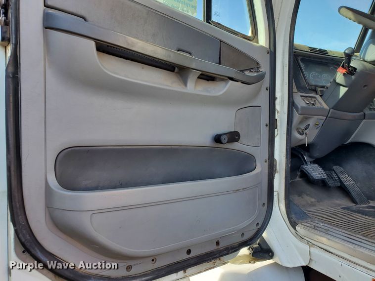 image for item DG8430 2004 Freightliner Columbia  semi truck