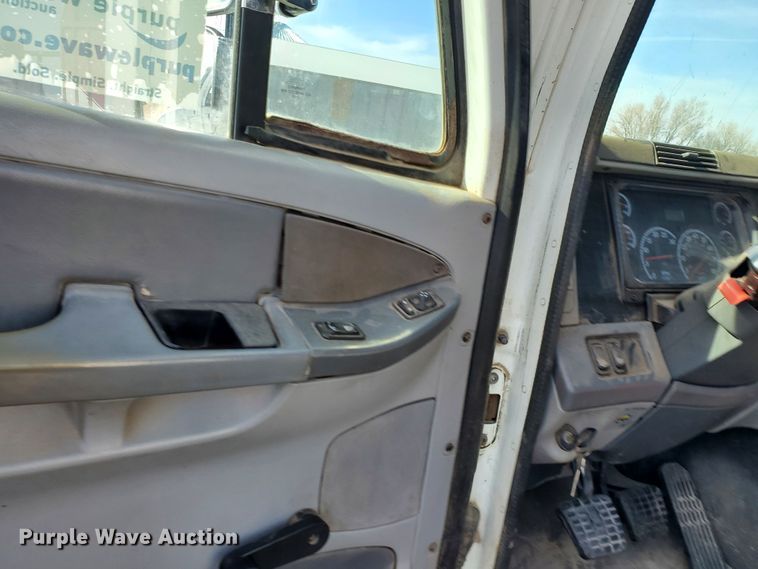 image for item DG8430 2004 Freightliner Columbia  semi truck