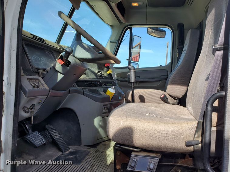 image for item DG8430 2004 Freightliner Columbia  semi truck