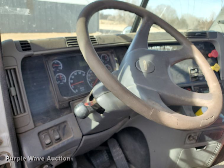 image for item DG8430 2004 Freightliner Columbia  semi truck