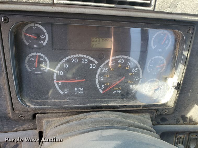 image for item DG8430 2004 Freightliner Columbia  semi truck