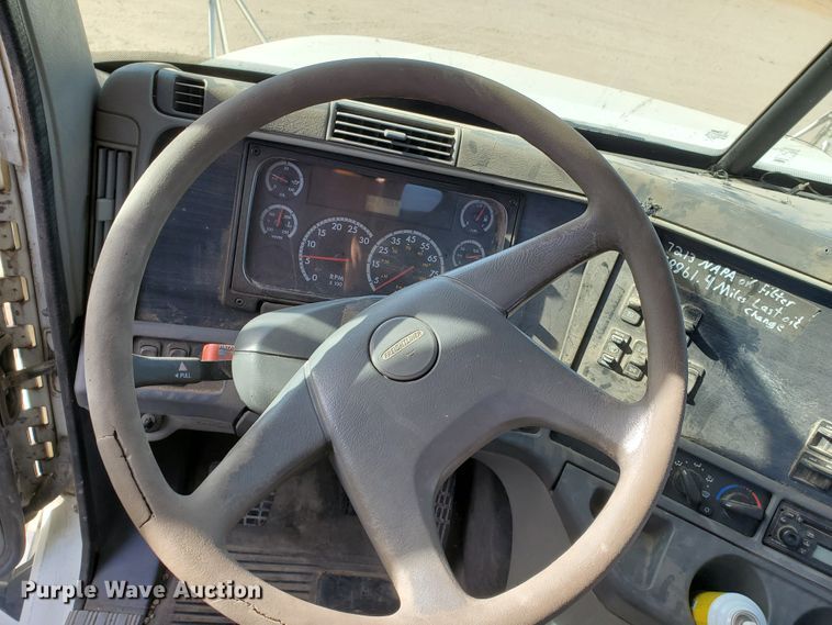 image for item DG8430 2004 Freightliner Columbia  semi truck