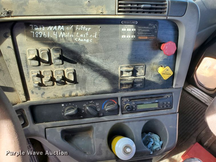 image for item DG8430 2004 Freightliner Columbia  semi truck