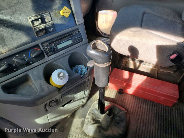 image for item DG8430 2004 Freightliner Columbia  semi truck