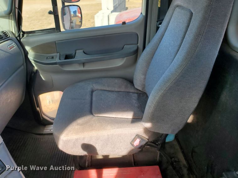 image for item DG8430 2004 Freightliner Columbia  semi truck