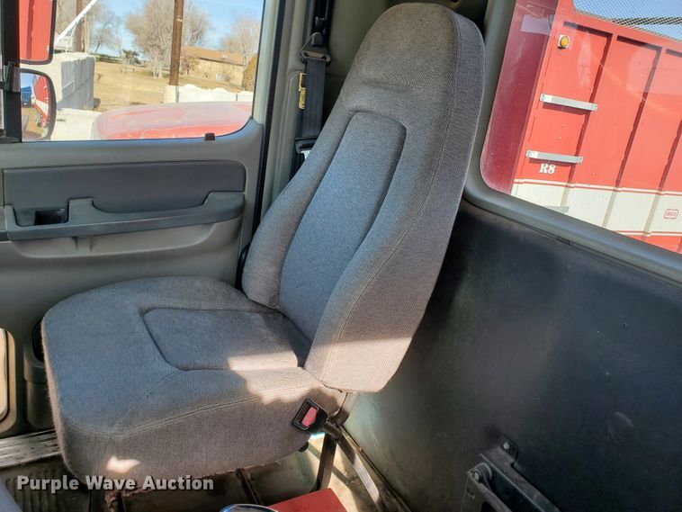 image for item DG8430 2004 Freightliner Columbia  semi truck