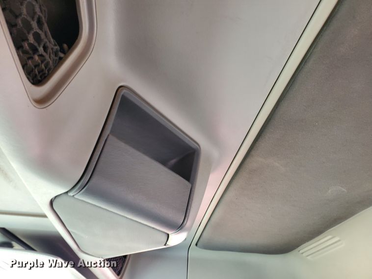 image for item DG8430 2004 Freightliner Columbia  semi truck