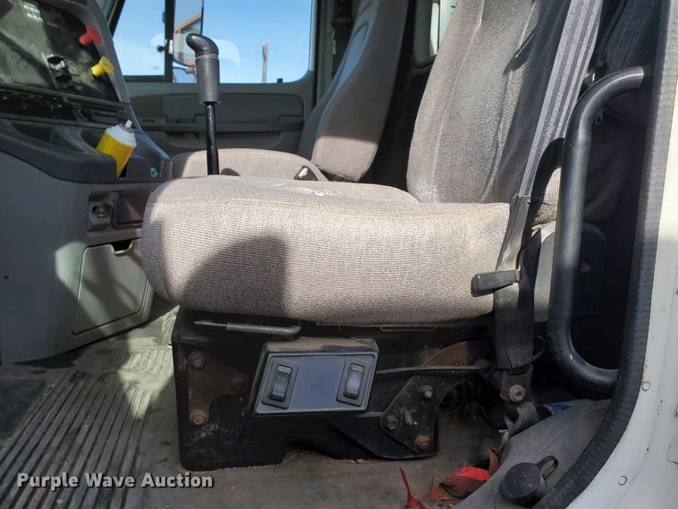 image for item DG8430 2004 Freightliner Columbia  semi truck