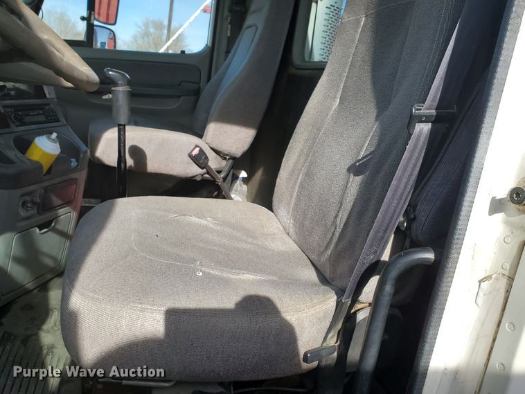 image for item DG8430 2004 Freightliner Columbia  semi truck