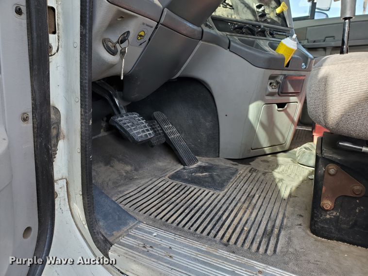 image for item DG8430 2004 Freightliner Columbia  semi truck