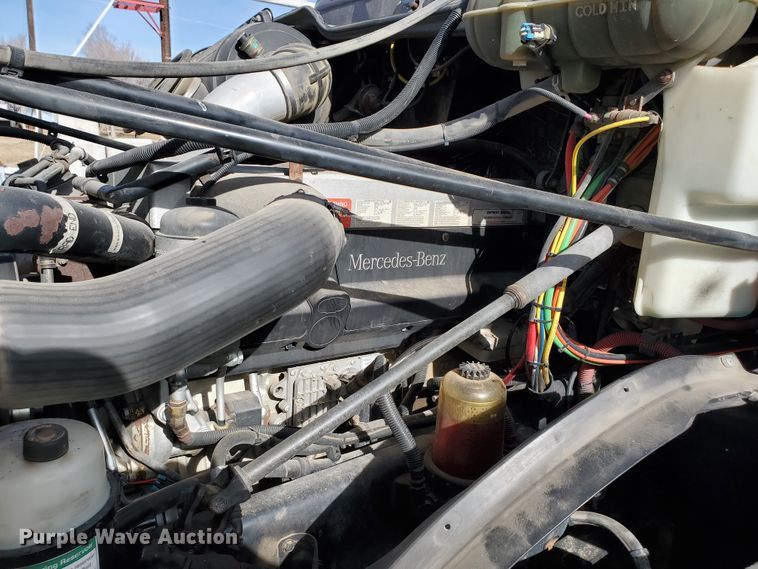 image for item DG8430 2004 Freightliner Columbia  semi truck