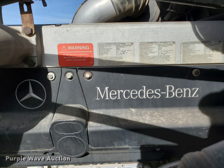 image for item DG8430 2004 Freightliner Columbia  semi truck