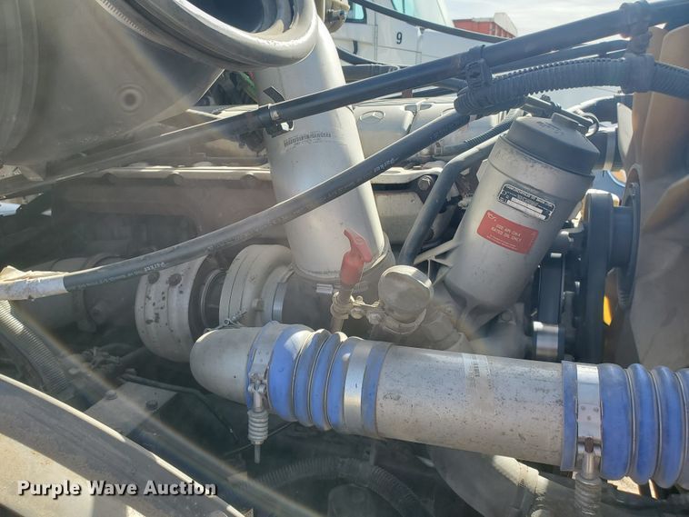 image for item DG8430 2004 Freightliner Columbia  semi truck