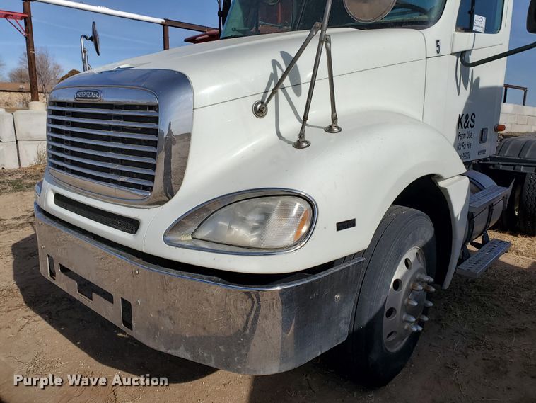 image for item DG8430 2004 Freightliner Columbia  semi truck
