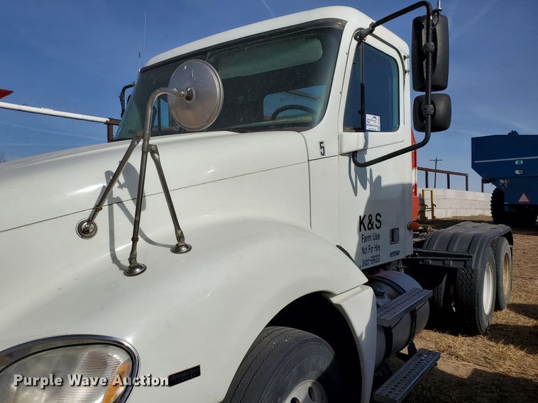 image for item DG8430 2004 Freightliner Columbia  semi truck