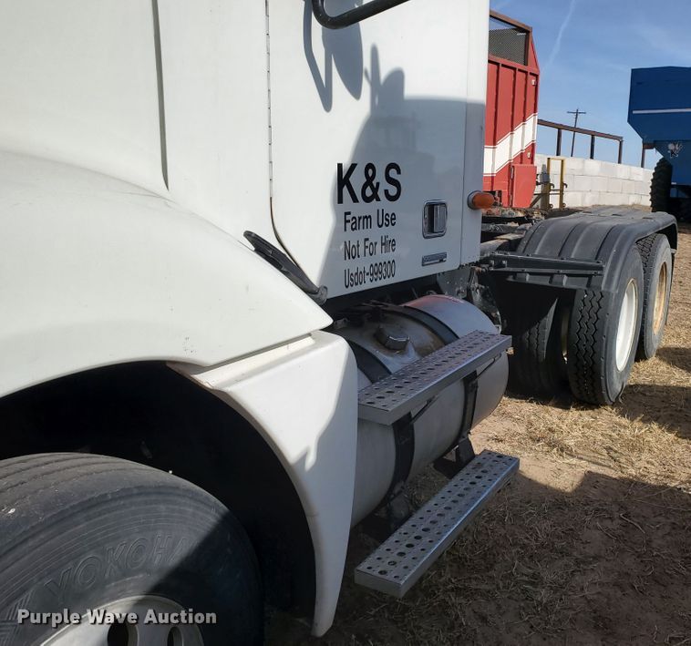 image for item DG8430 2004 Freightliner Columbia  semi truck