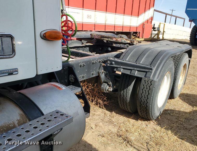 image for item DG8430 2004 Freightliner Columbia  semi truck