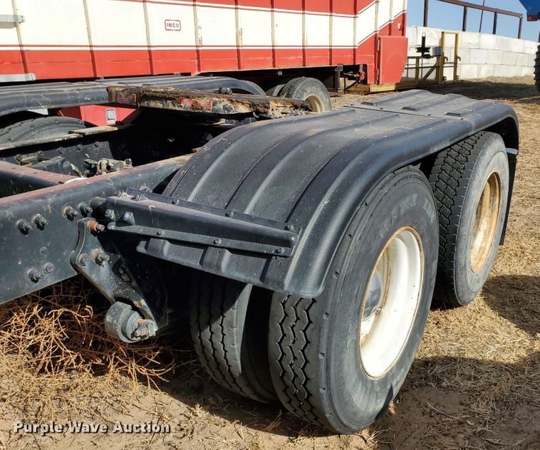 image for item DG8430 2004 Freightliner Columbia  semi truck