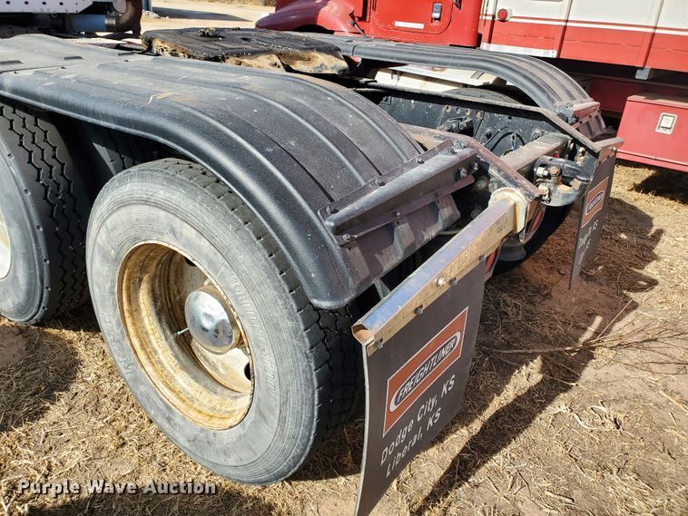 image for item DG8430 2004 Freightliner Columbia  semi truck