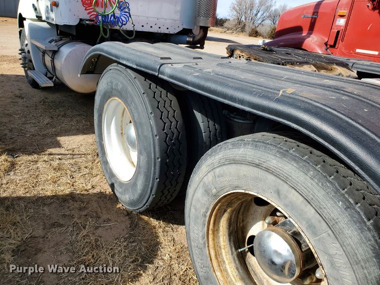 image for item DG8430 2004 Freightliner Columbia  semi truck