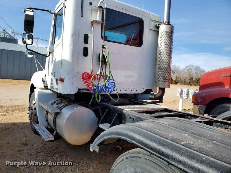 image for item DG8430 2004 Freightliner Columbia  semi truck