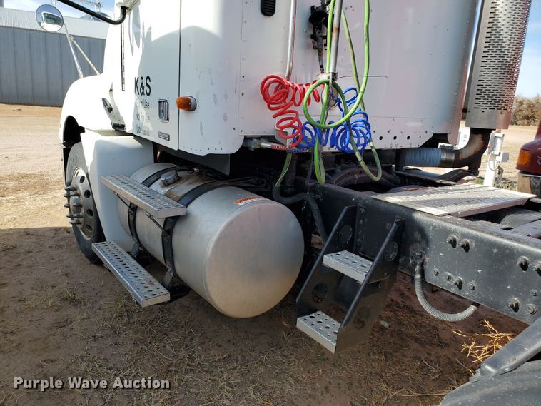 image for item DG8430 2004 Freightliner Columbia  semi truck