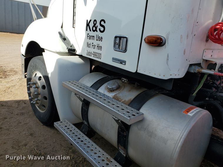 image for item DG8430 2004 Freightliner Columbia  semi truck