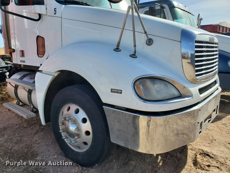 image for item DG8430 2004 Freightliner Columbia  semi truck