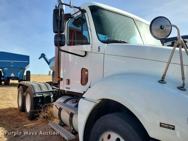 image for item DG8430 2004 Freightliner Columbia  semi truck