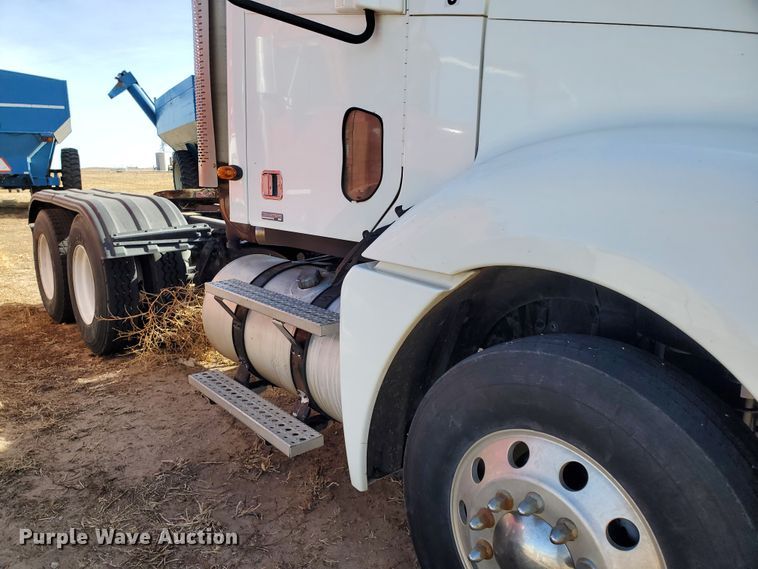 image for item DG8430 2004 Freightliner Columbia  semi truck