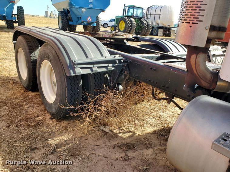 image for item DG8430 2004 Freightliner Columbia  semi truck