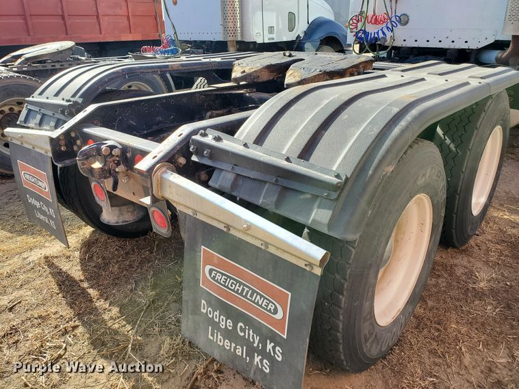 image for item DG8430 2004 Freightliner Columbia  semi truck