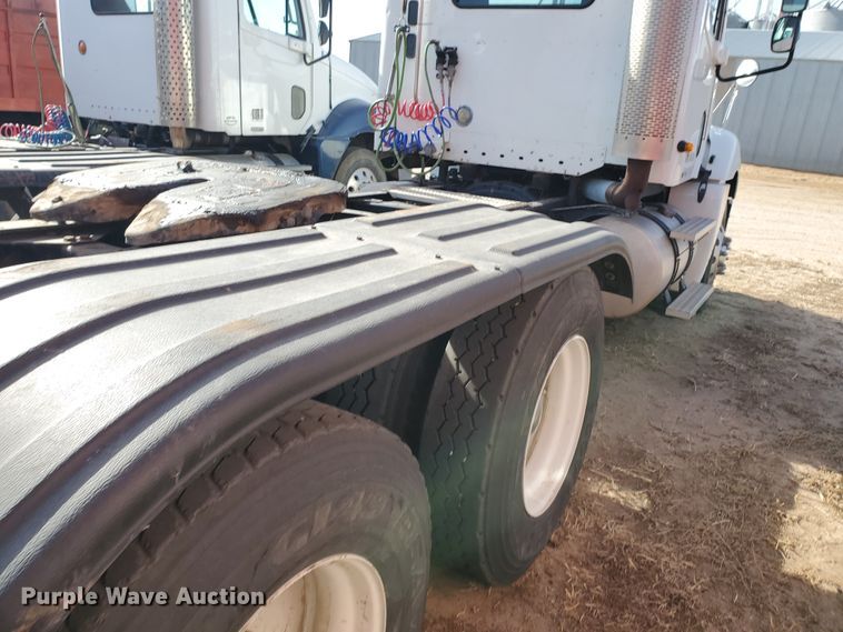 image for item DG8430 2004 Freightliner Columbia  semi truck