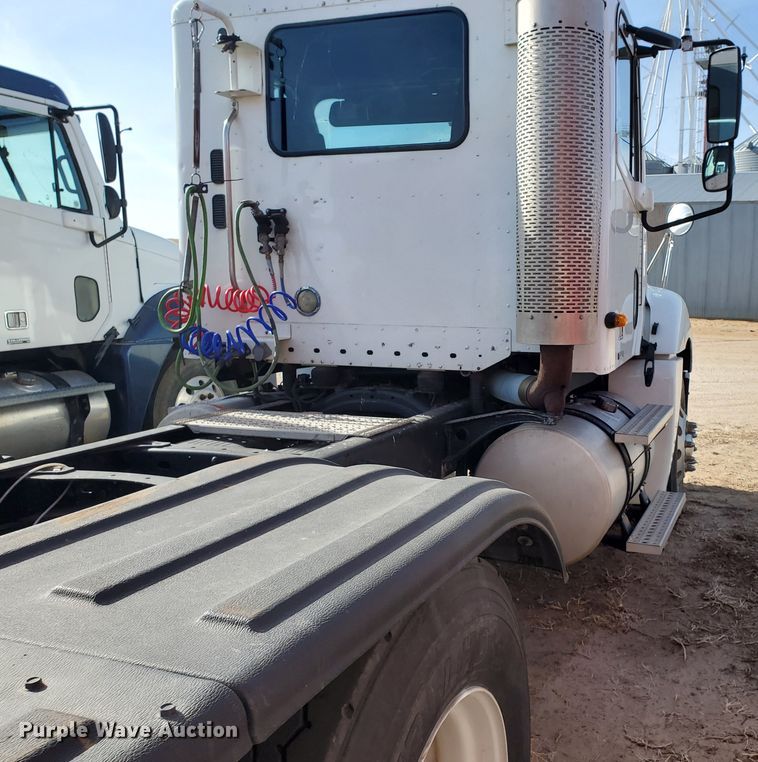 image for item DG8430 2004 Freightliner Columbia  semi truck