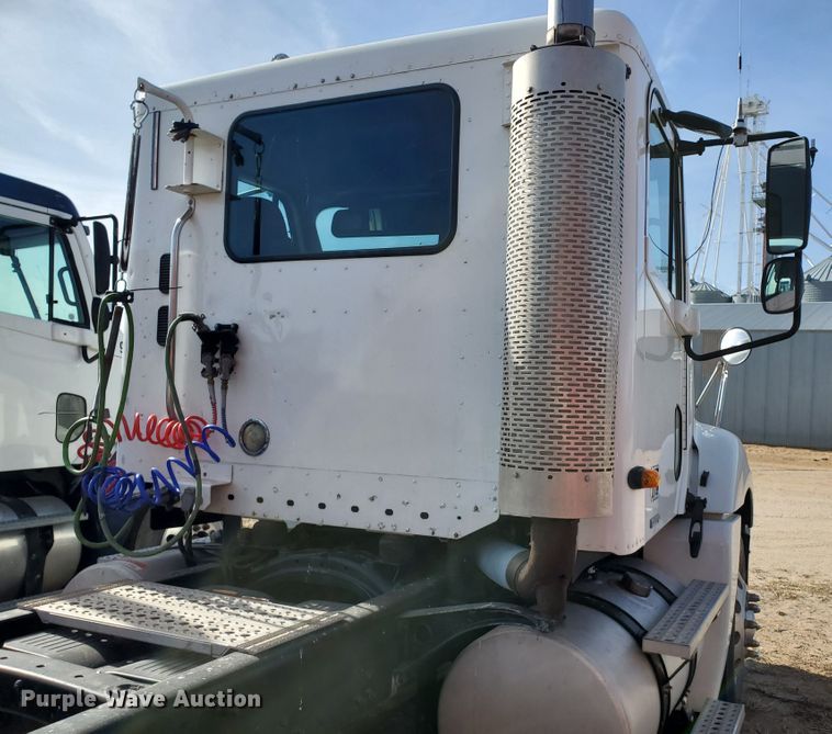 image for item DG8430 2004 Freightliner Columbia  semi truck